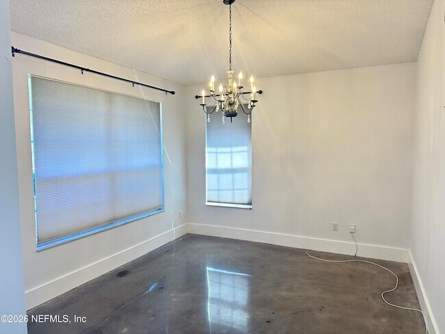 Building Photo - 3996 Richmond Park Dr E