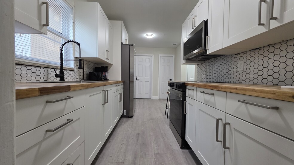 Building Photo - 1343 Poppy Ave