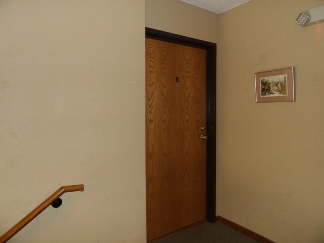 Building Photo - 6095 Courtly Alcove