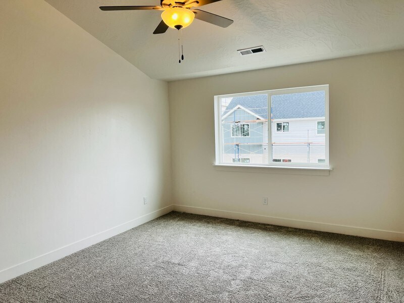 Building Photo - 886 E 180 S