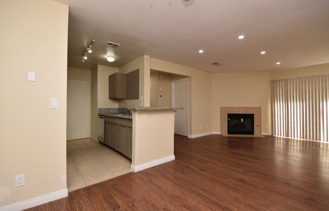 Building Photo - Cozy 2 Bed 2 Bath Condo at Canyon Gate