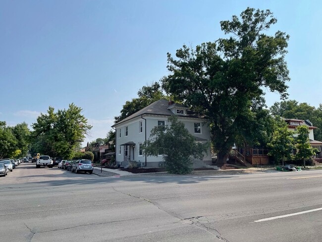 Building Photo - Killer Location w/ Utilities Included!