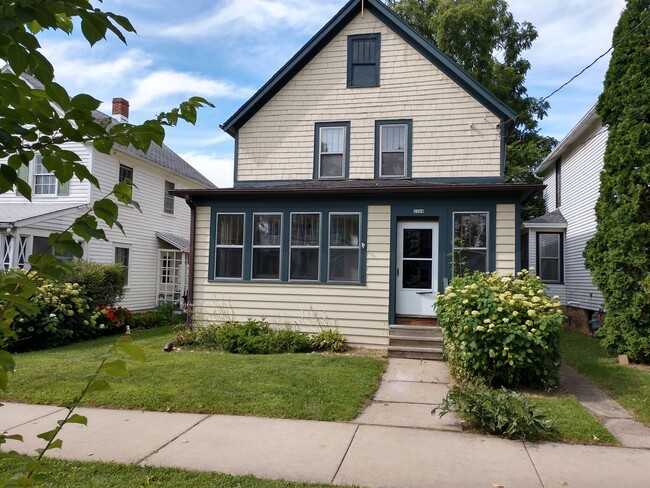 Primary Photo - Spacious 4-Bed, 1.5-Bath Home in Vilas Nei...