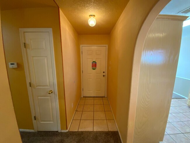 Building Photo - 3 Bedroom Single Story Home Near Unser Blv...
