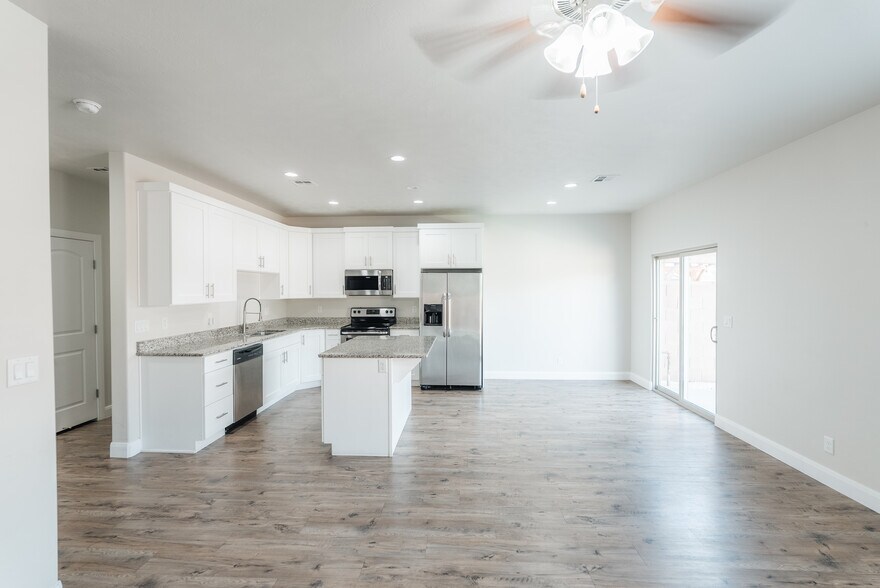 Building Photo - 2545 Bella Vista Dr