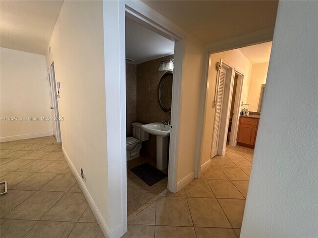Building Photo - 9225 Collins Ave
