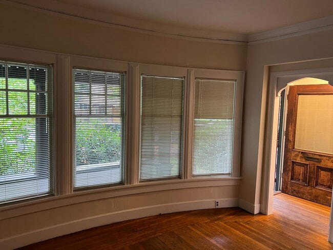 Building Photo - 2 Bedroom Unit in the the old Beta Theta Pi Fraternity House near UofO Campus