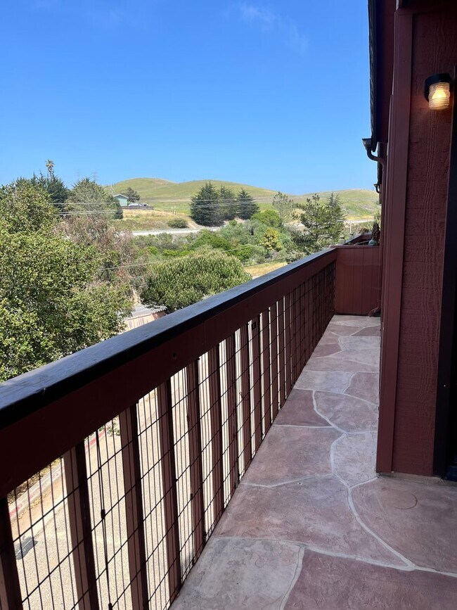 Building Photo - 2 bedroom, 1 bath condo with garage