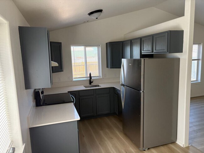 Building Photo - Huntington Rd. Duplex