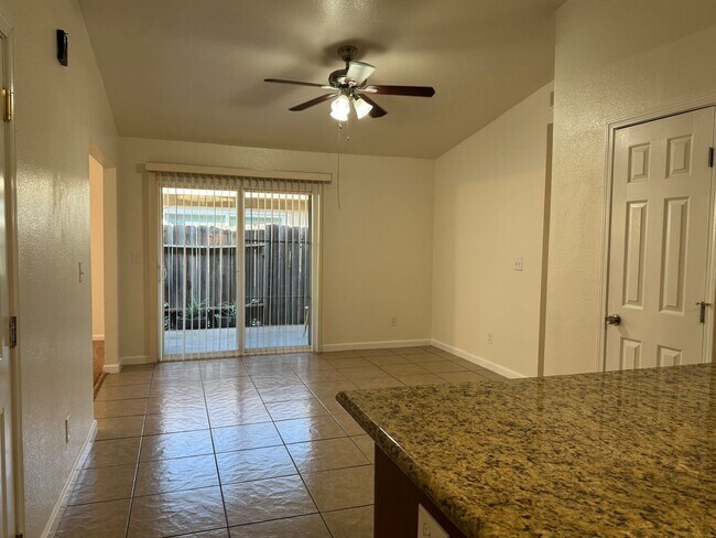 Building Photo - 3 Bed, 2 Bath Duplex in Quail Lakes Aea