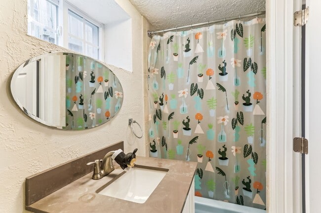 Building Photo - Lovely 3br/3ba home minutes from Downtown ...