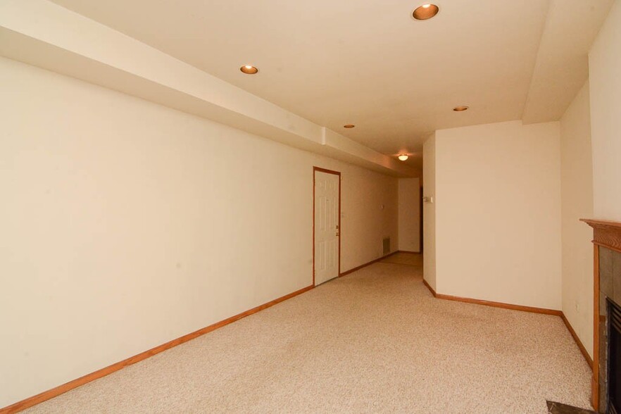 Building Photo - 920 N Paulina St