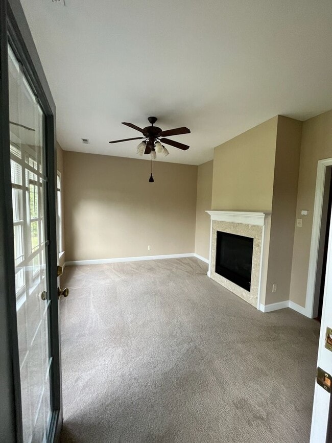 Building Photo - Stunning 5 Bedroom 2.5 Bath Home located i...