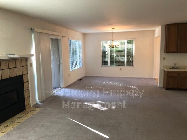 Building Photo - 1304 Foothill Dr