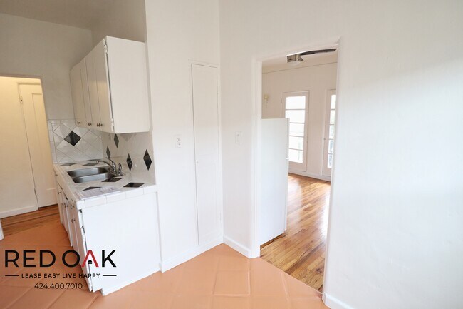 Building Photo - 660 S Cochran Ave
