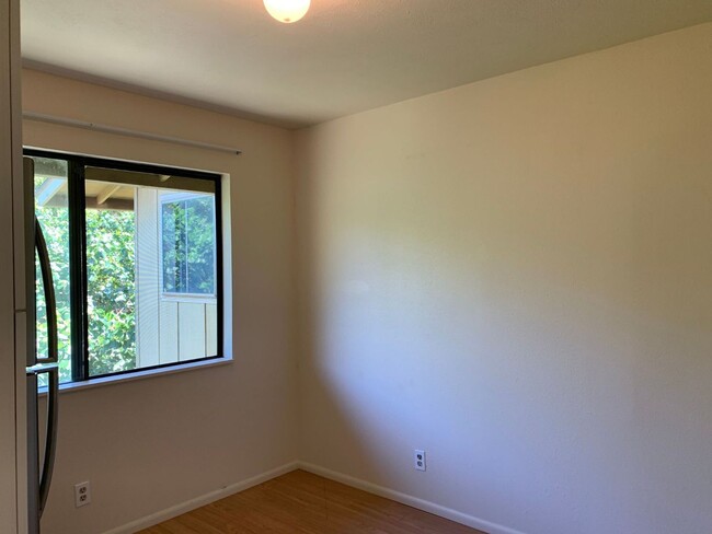 Building Photo - LS011. 219 W Waiko Rd #F Duplex Left