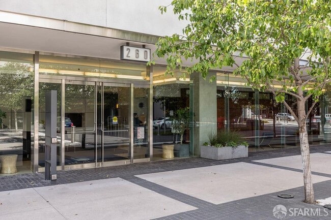 Building Photo - 250 King St