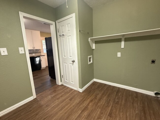 Building Photo - 2 bedroom 2 bathroom house 76116