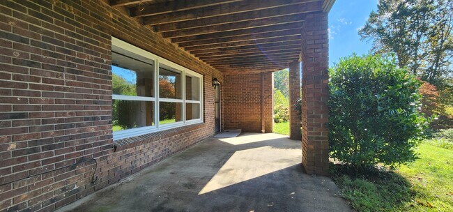 Building Photo - 910 Old Fort Rd