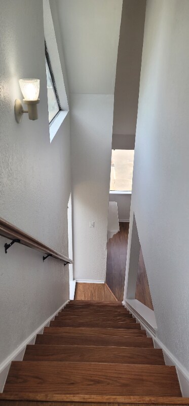 Building Photo - Room in Condo on Walnut St