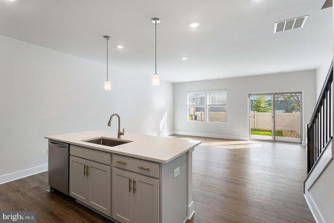 Building Photo - 226 MATILDA