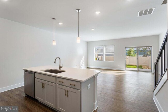 Building Photo - 231 MATILDA