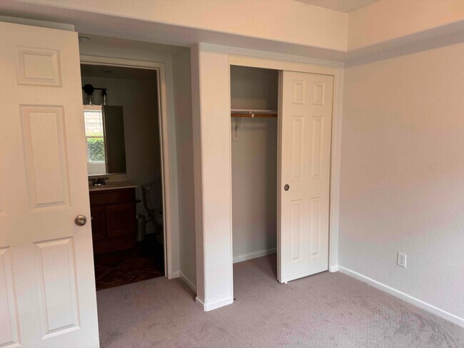 Building Photo - 16916 Hutchins Landing