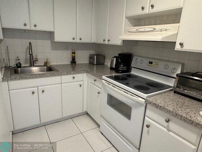 Primary Photo - 3000 Riomar St