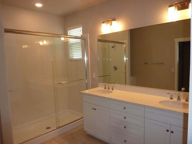 Building Photo - Spacious 3-Bed, 2.5-Bath Home in Tahoe Par...