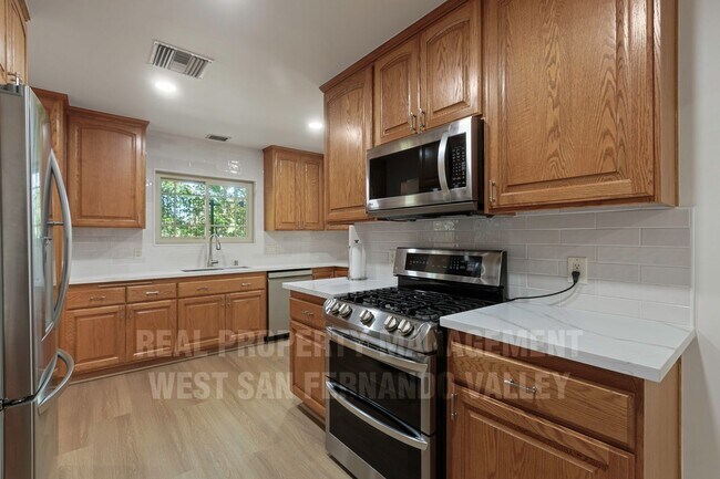 Building Photo - Stunning 3bd Home with Private Outdoor Oasis