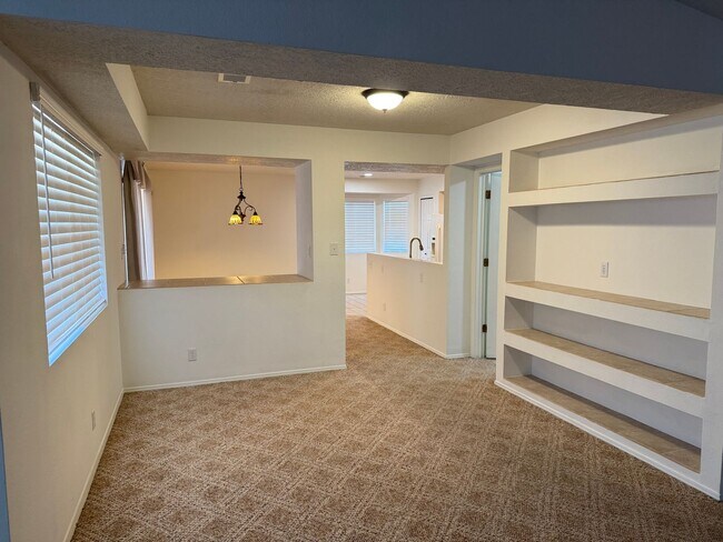 Building Photo - 3 Bed 2 Bath Amazing Views
