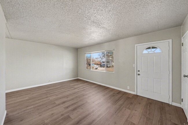 Building Photo - *2 Bedroom Detached Garage, Large Lot Updated and Clean**