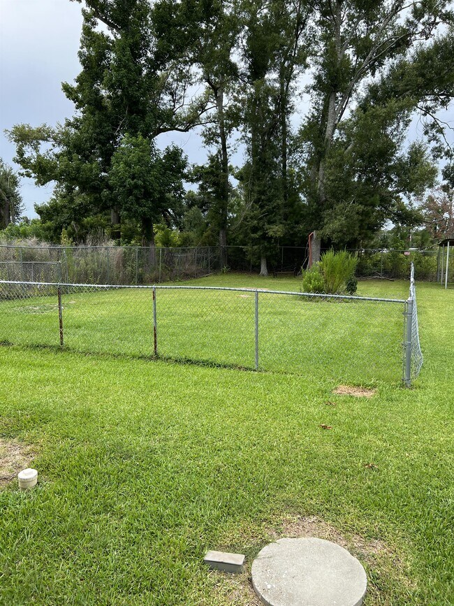 Building Photo - 570 Dewey Rd