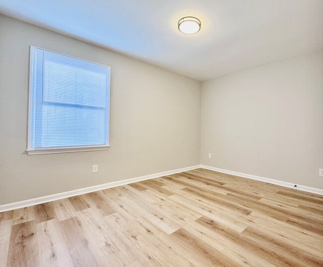 Building Photo - 40 Pine Dr