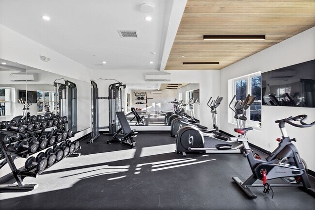 Building Photo - 635 Main St