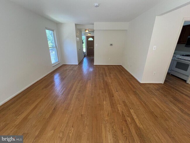 Building Photo - 5566 Burnside Dr