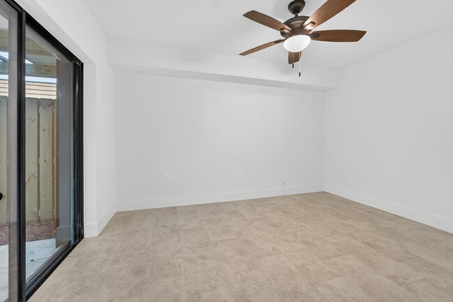 Building Photo - 1520 15th Ln