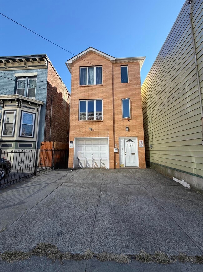 Primary Photo - 384 Summit Ave