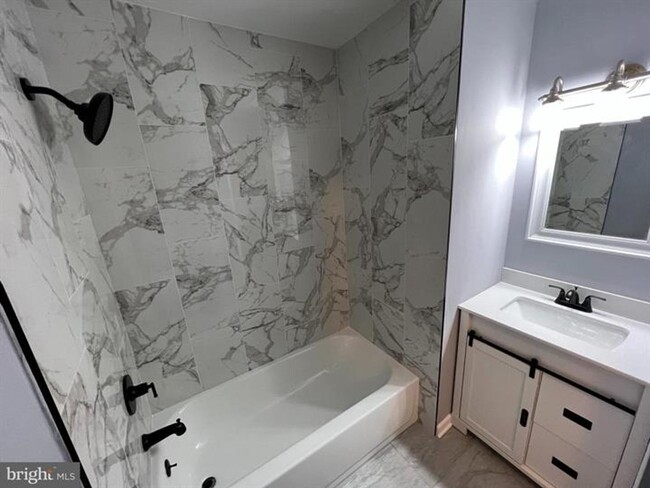 Building Photo - Beautiful fully renovated Townhomw 3 beds ...