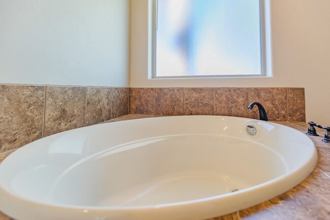 Building Photo - Beautiful 3 Bed 2 Bath Home