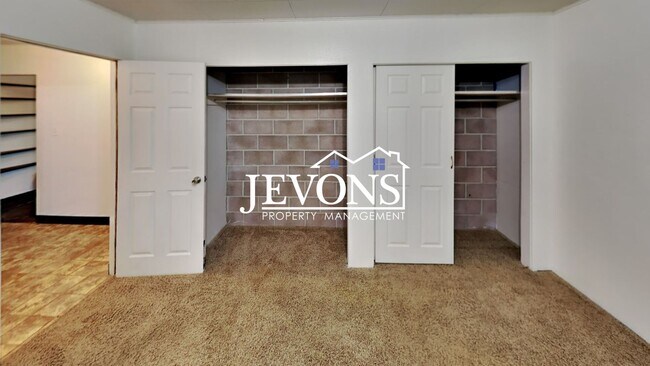 Building Photo - Inviting 2-bedroom with a fully fenced lar...
