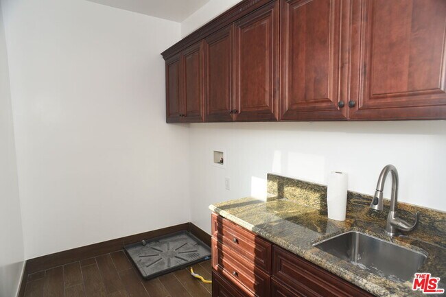 Building Photo - 2005 Robinson St