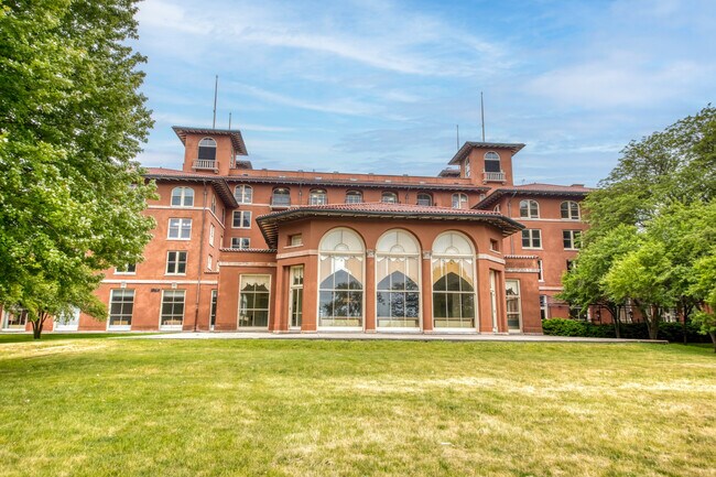 Building Photo - 7000 S South Shore Dr