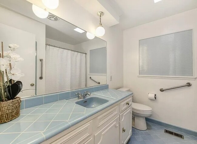 Building Photo - 2609 Fernandez Dr