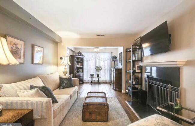 Building Photo - 3175 Summit Square Dr