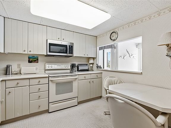 Building Photo - 900 Washington Rd