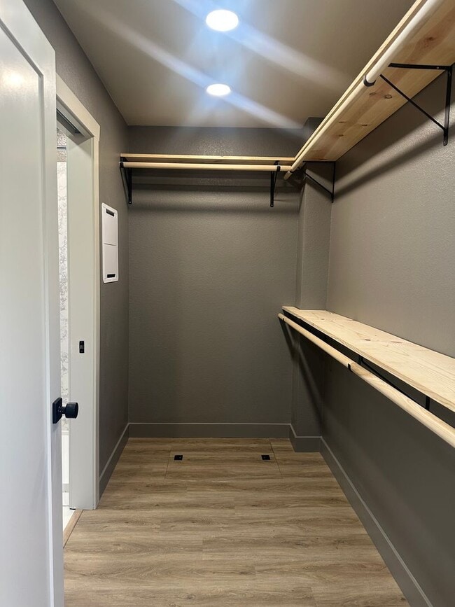 Building Photo - 3 Bedrom 2 Bath Duplex Fully Renovated