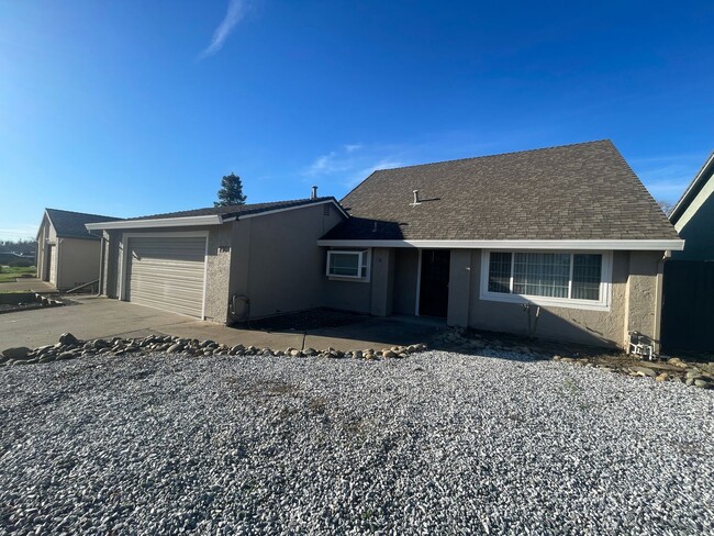 Building Photo - Newly Remodeled 5 Bedroom 3 Bath Home in C...