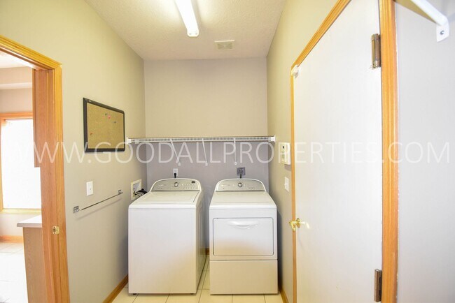 Building Photo - 2 Bedroom 2 bath Town Home in West Des Moines