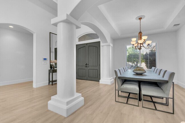Building Photo - 1103 E Newhall Dr
